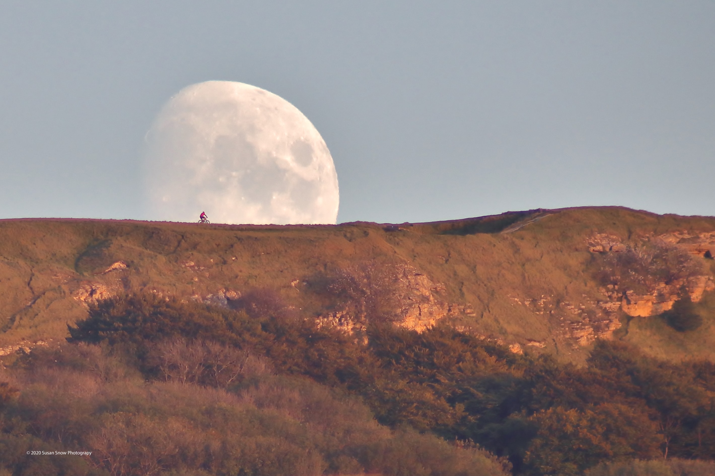 As you watched October's first Full Moon rise last night, the Full Moon closest to the northern autumnal equinox, you were probably asking yourself, "How long would it take to bike to the Moon?" Sure, Apollo 11 astronauts made the trip in 1969, from launch to Moon landing, in about 103 hours or 4.3 days. But the Moon is 400,000 kilometers away. This year, the top bike riders in planet Earth's well-known Tour de France race covered almost 3,500 kilometers in 21 stages after about 87 hours on the road. That gives an average speed of about 40 kilometers per hour and a lunar cycling travel time of 10,000 hours, a little over 416 days. While this bike rider's destination isn't clear, his journey did begin around moonrise on September 27 near Cleeve Hill, Bishops Cleeve, Cheltenham, UK.