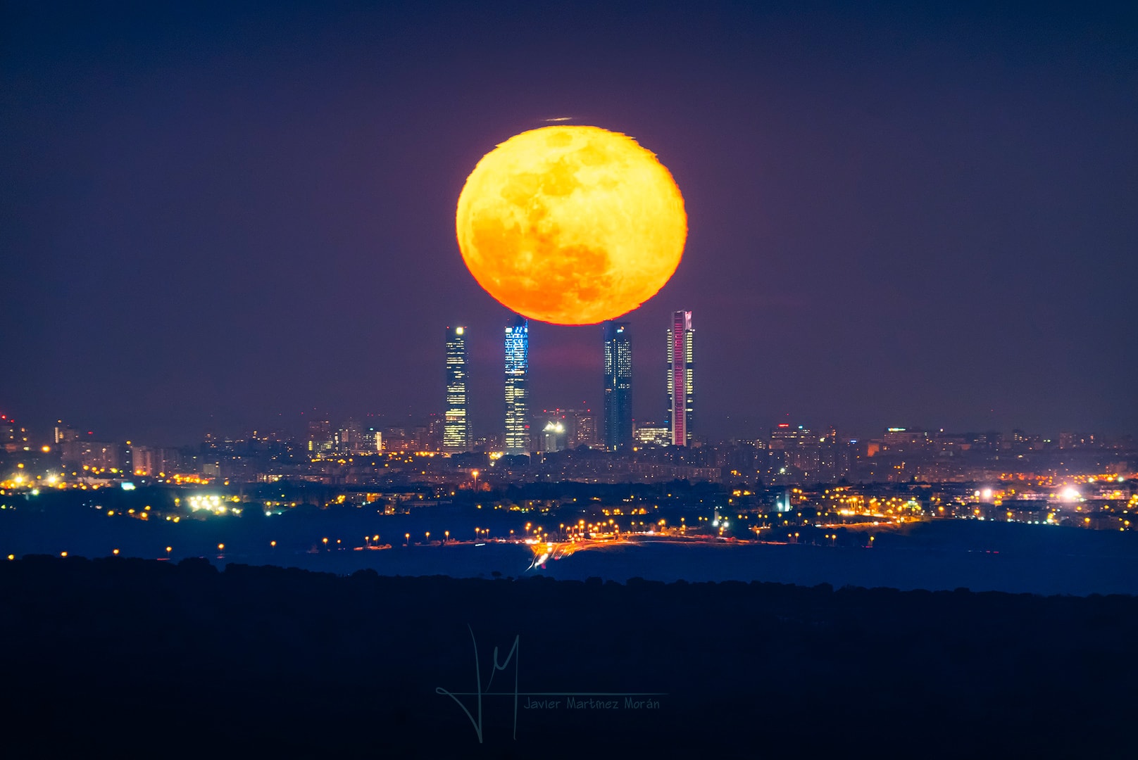 The first Full Moon of northern spring rises behind four distant towers in this telescopic view. In an image captured from some 40 kilometers west of the city of Madrid, this moonrise also represents a near coincidence of the full lunar phase with lunar perigee and the March equinox. Close to the horizon, the Full Moon's strangely rippled and distorted shape has more to do with the long sight-line through a layered atmosphere, though. Tantalizing visible effects of the substantial atmospheric refraction include the appearance of a thin floating sliver just above the lunar disk. The remarkable optical mirage is related to the more commonly witnessed green flash of the setting Sun.