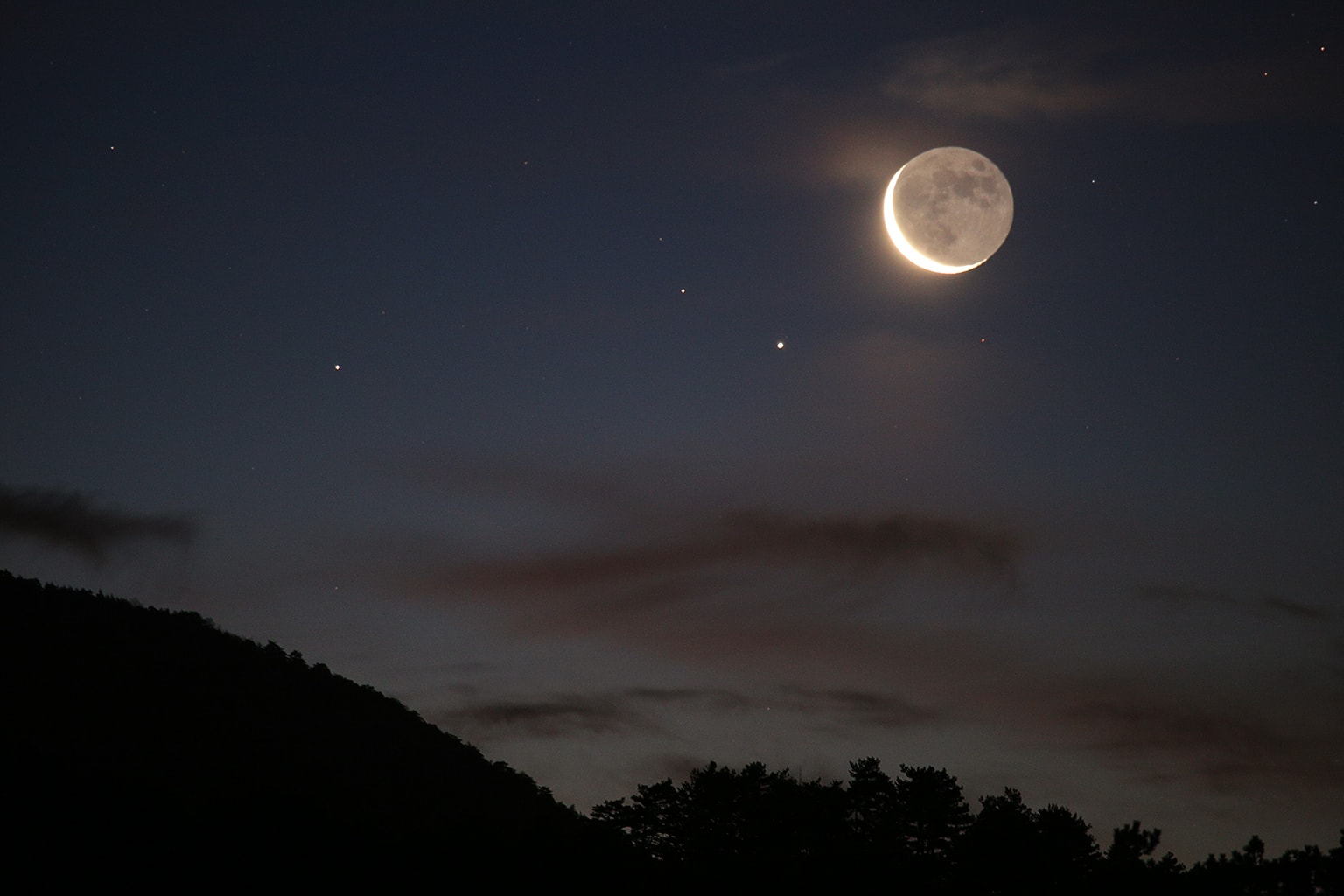 On February 2nd early morning risers saw Saturn near an old Moon low on the eastern horizon. On that date bright planet, sunlit crescent, and faint lunar night side were captured in this predawn skyscape from Bursa, Turkey. Of course the Moon's ashen glow is earthshine, earthlight reflected from the Moon's night side. A description of earthshine, in terms of sunlight reflected by Earth's oceans illuminating the Moon's dark surface, was written over 500 years ago by Leonardo da Vinci. On May 2nd an old Moon also rose in the predawn twilight. On that date its ashen glow shared the sky with Venus, the brilliant morning star. May 2nd also marked the 500th anniversary of Leonardo's death in 1519.